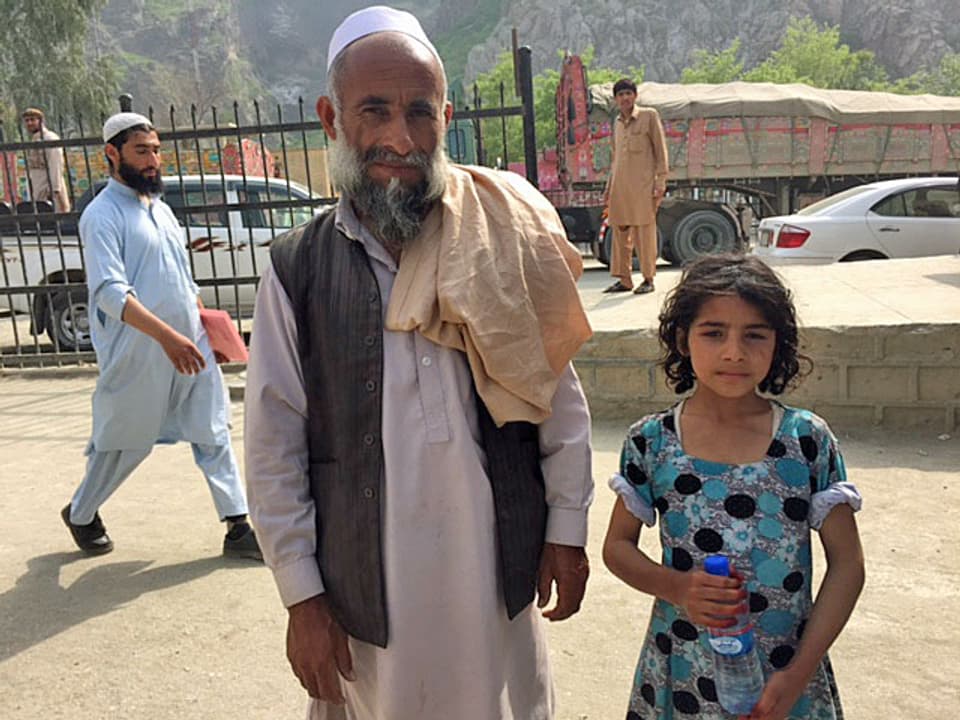 Sultan Mohammed steht links im Bild, rechts neben ihm einer seiner Töchter. Er trägt einen langen grauweissen Bart.
