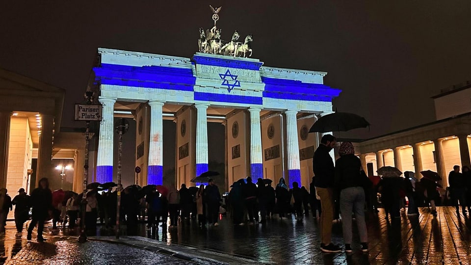 Brandenburger Tor in den Nationalfarben Israels, 7.10.2023