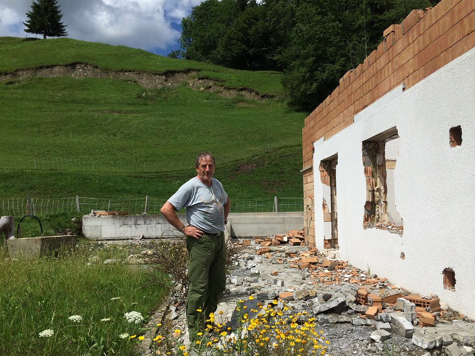 Sepp Kahriner vor den Überresten seines ehemaligen Hauses.