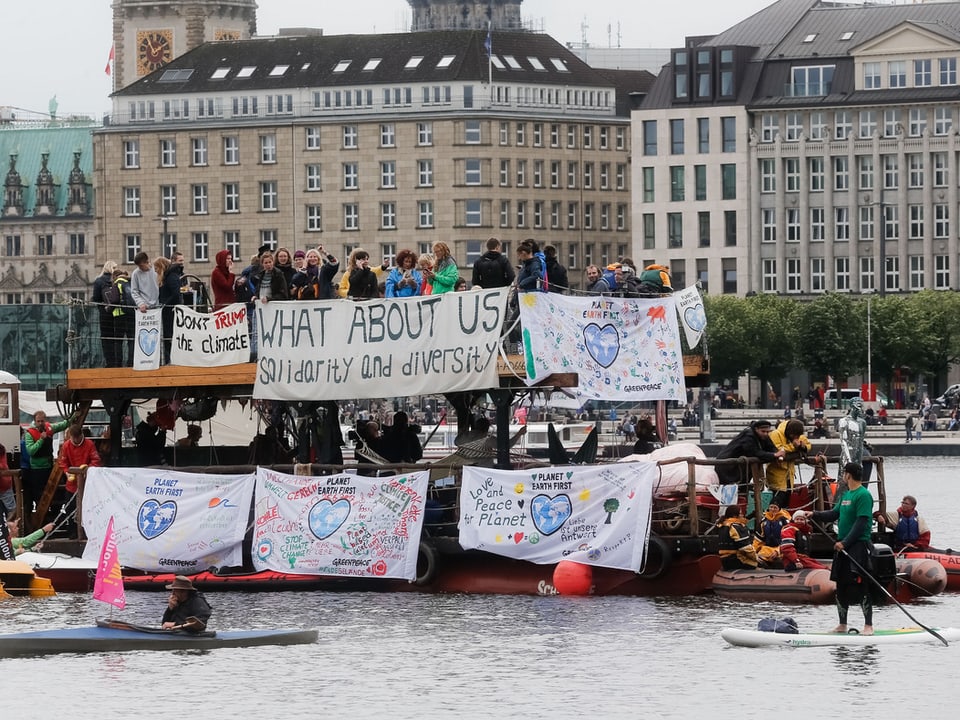 Demonstranten auf einem Boot