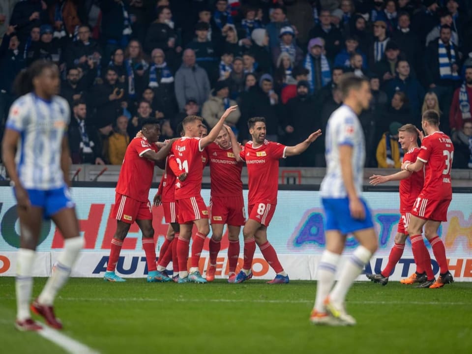 Einseitige Angelegenheit im Olympiastadion Union jubelt, Herthas Spieler sind konsterniert.