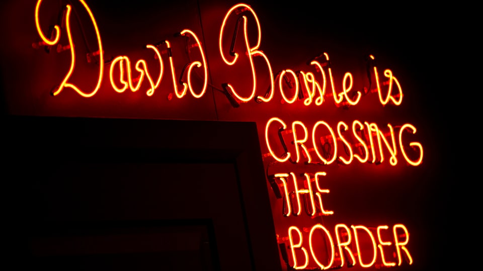 Neonschriftzug «David Bowie is CROSSING THE BORDER»