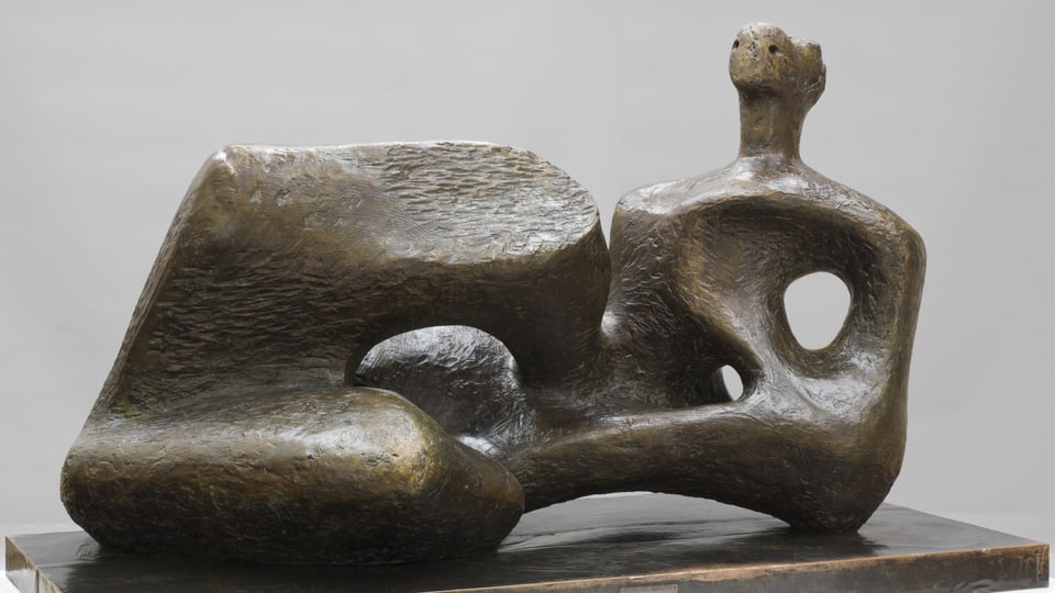 Eine Bronzeskulptur von Henry Moore.
