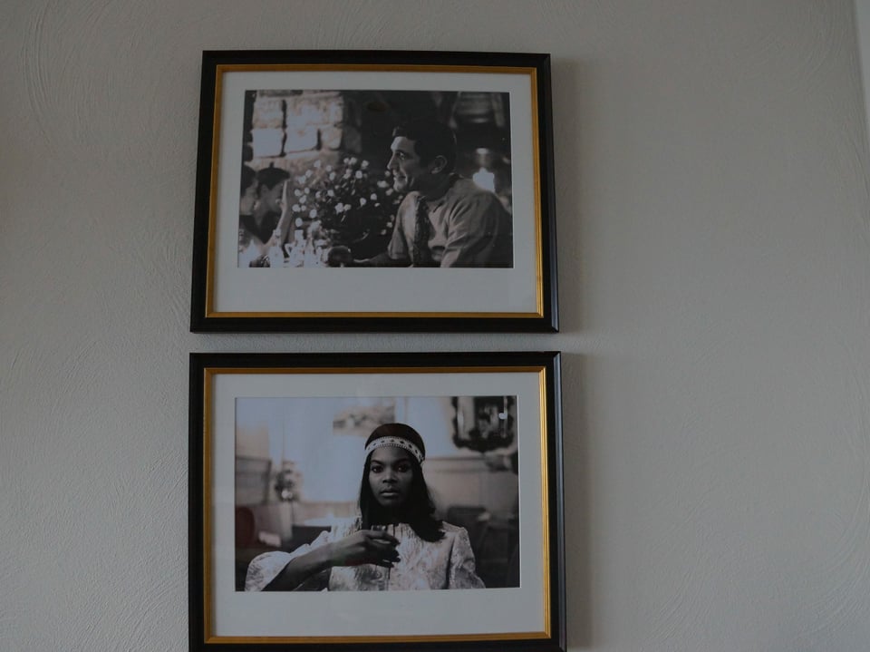 Zwei schwarz-weiss-Fotos hängen an der Wand.