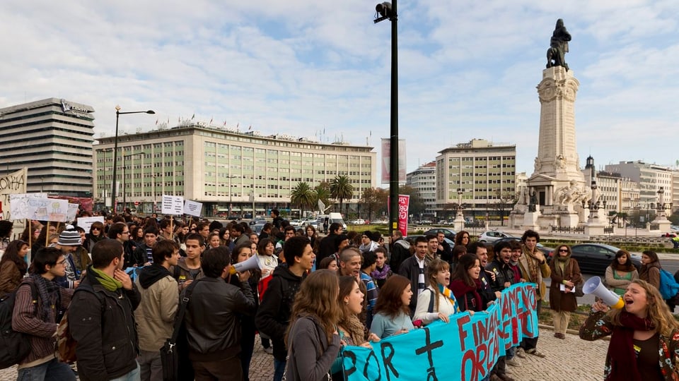 Studenten demonstrierten bereits vor zwei Jahren in Lissabon für bessere soziale Bedingungen. Nun soll im Bereich Bildung das Budget gekürzt werden.