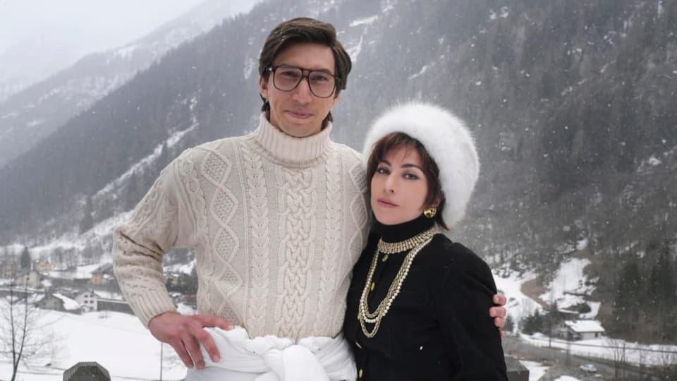 Adam Driver und Lady Gaga als Ehepaar Gucci in den Alpen.