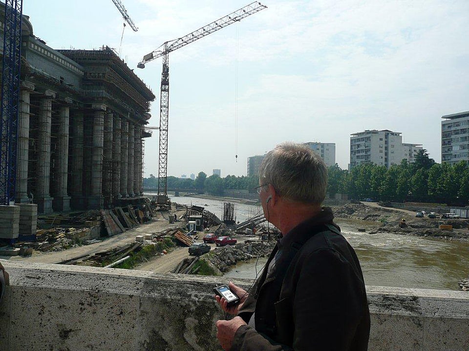 Walter Müller blickt von einer Brücke auf eine Baustelle.