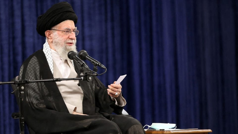 Ajatollah Ali Chamenei sitzt auf einem Stuhl und hält eine Rede.