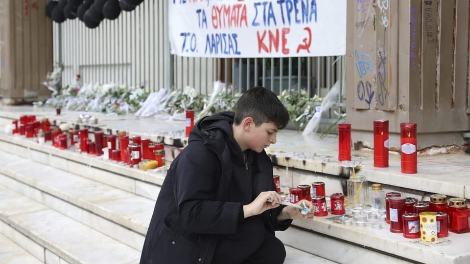 Ein Junge gedenkt der Opfer des Zugunglücks.