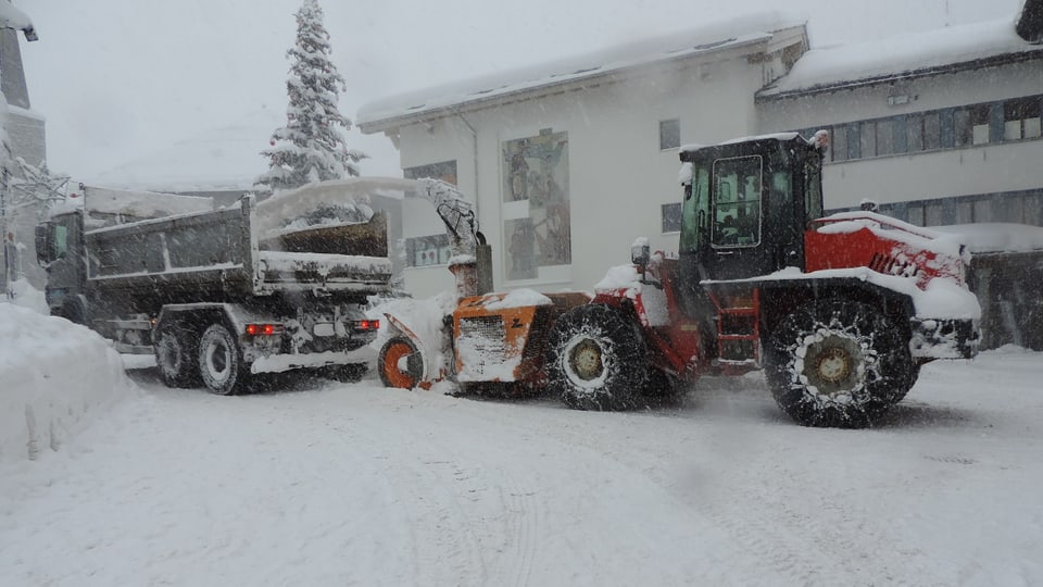Trax räumt den Schnee in Saas Fee.