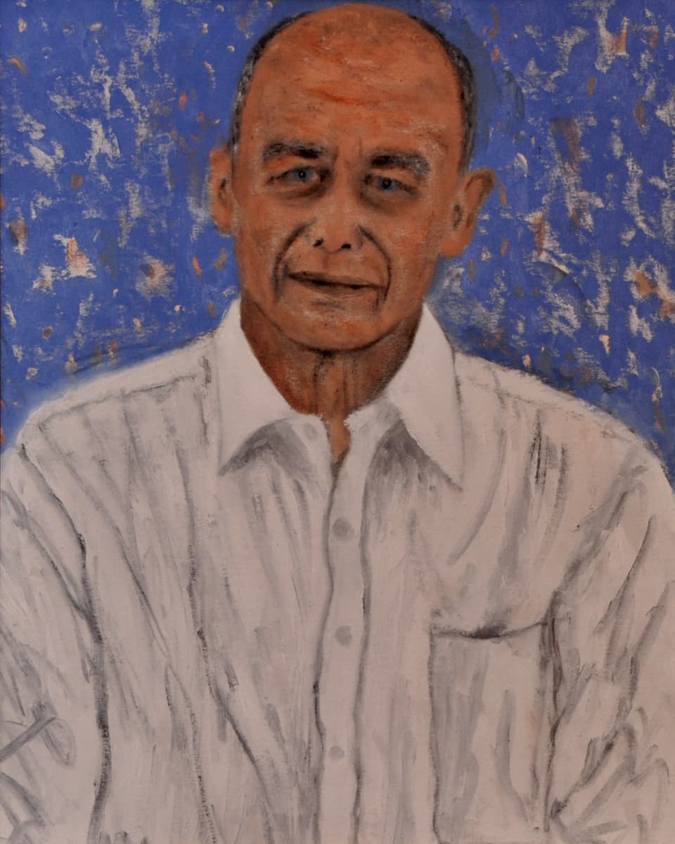 Ein Gemälde zeigt einen Mann mit Stirglatze in weissem Hemd vor einem blauen Hintergrund.