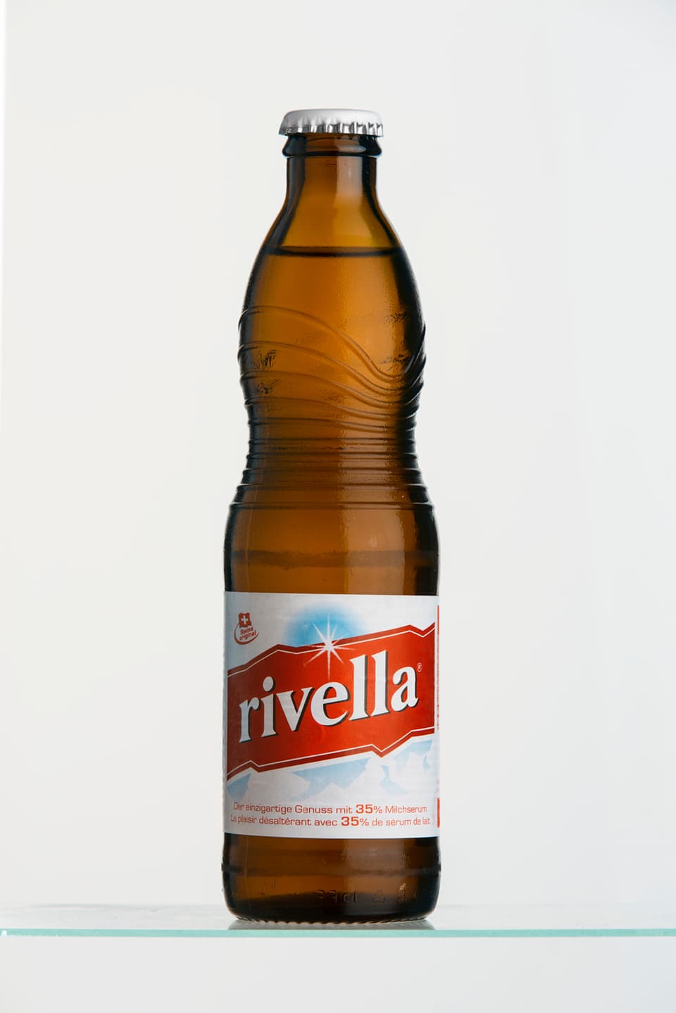 Eine einzelne Flasche Rivella Rot.