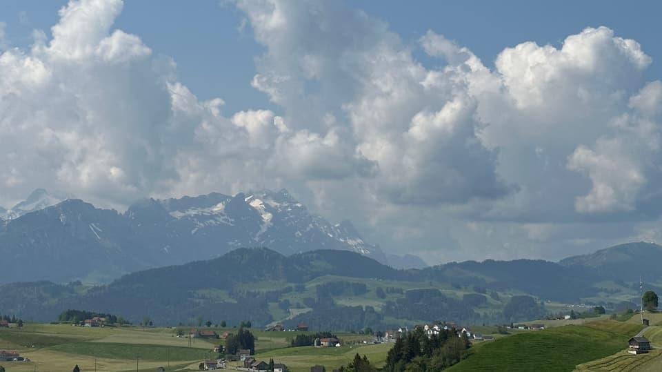 Blick von Gais zum Alpstein mit Quellwolken.