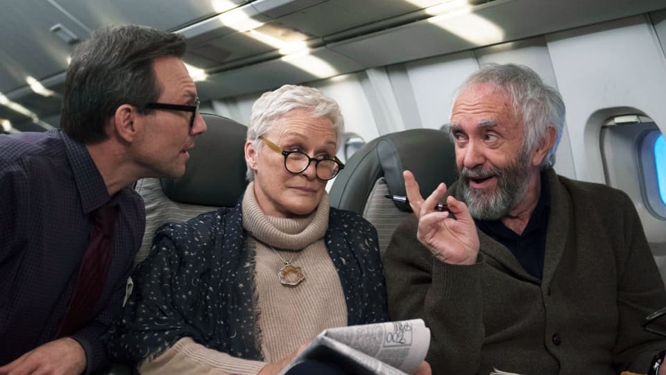 Zwei Männer und eine Frau im Flugzeug