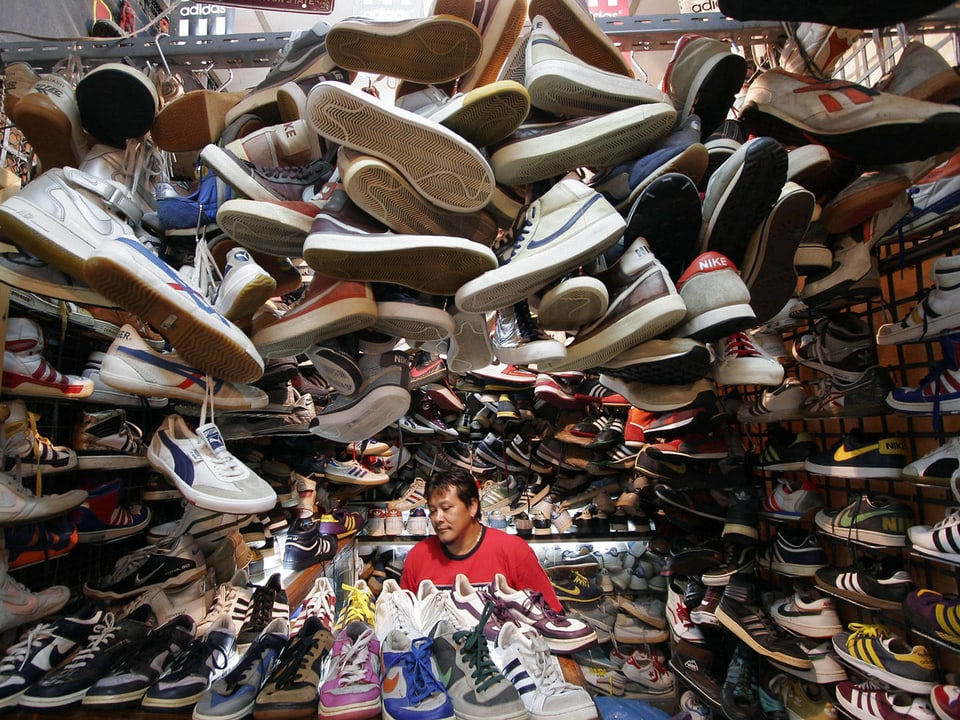 Ein Schuhstand am Chatuchak-Markt in Bangkok.
