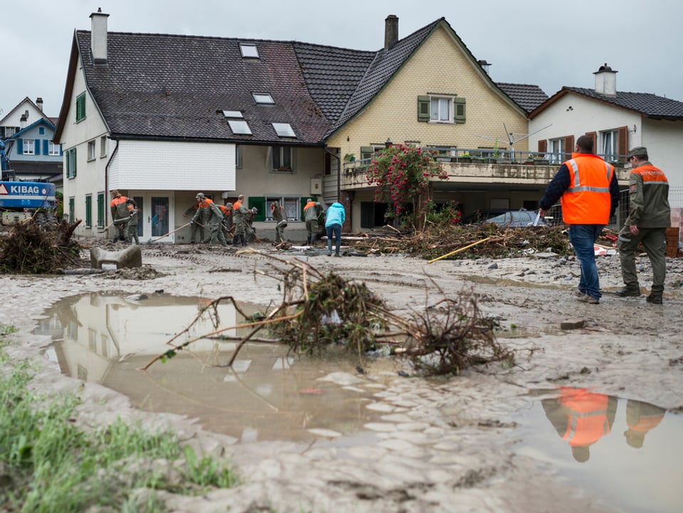 Helfer bei Räumungseinsätzen.