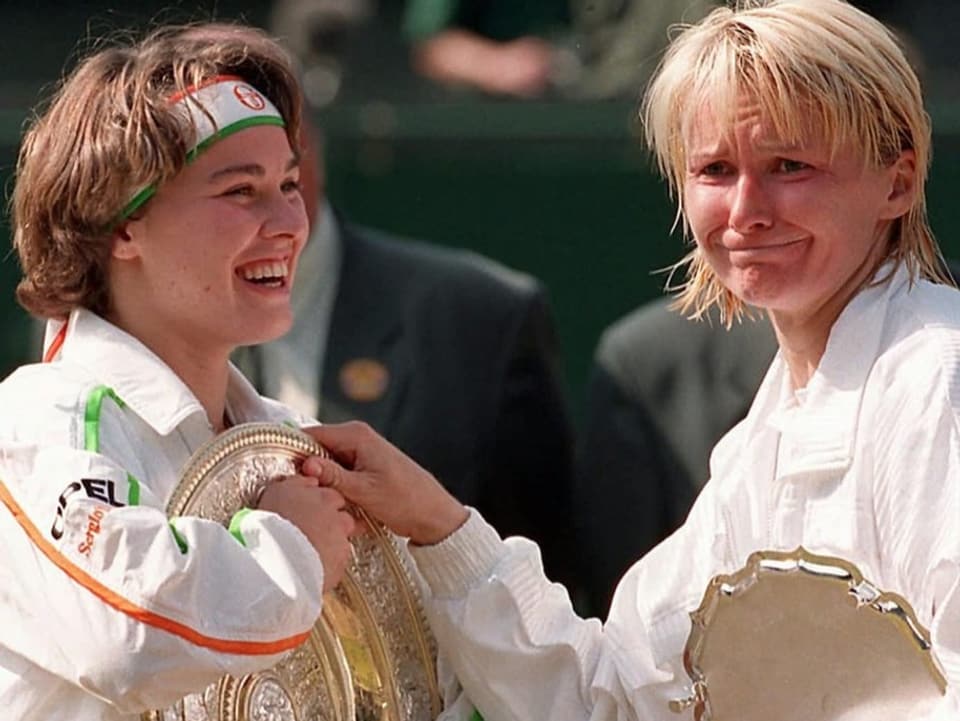 Martina Hingis und Jana Novotna bei der Wimbledon-Siegerehrung 1997.