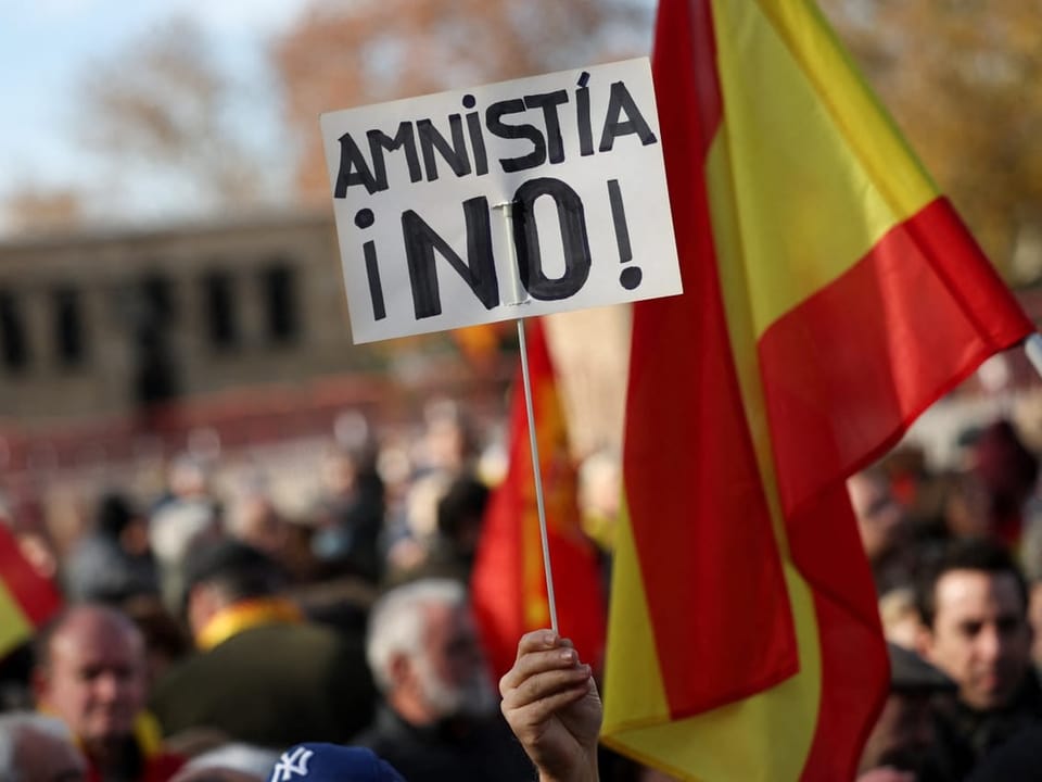 Eine Person hält ein Schild mit der Aufschrift «Amnestie Nein» während einer Demonstration in Madrid. 