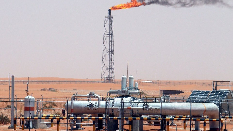 Ölfeld in der Wüste Saudi-Arabiens