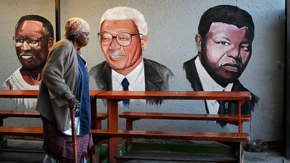Porträts der Anti-Apartheitskämpfer Oliver Tambo, Walter Sisulu and Nelson Mandela in einem Gebäude in Soweto. 