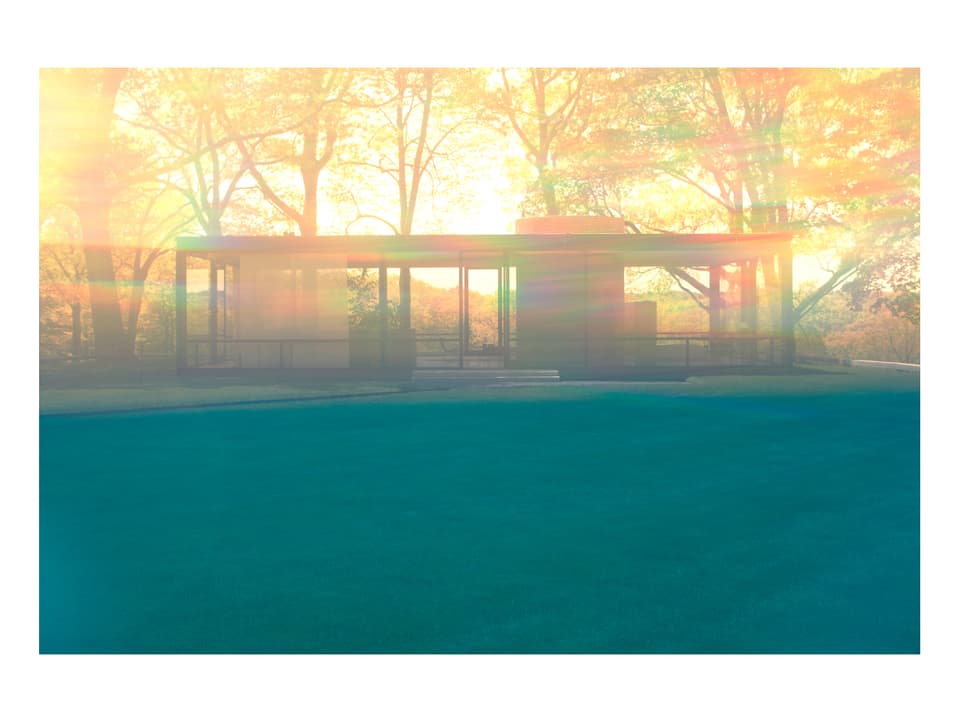Ein Haus mit grossen Glasfenstern, davor eine grüne Wiese, im Hintergrund Bäume. Das Licht wirkt unnatürlich und fliesst ums Haus.