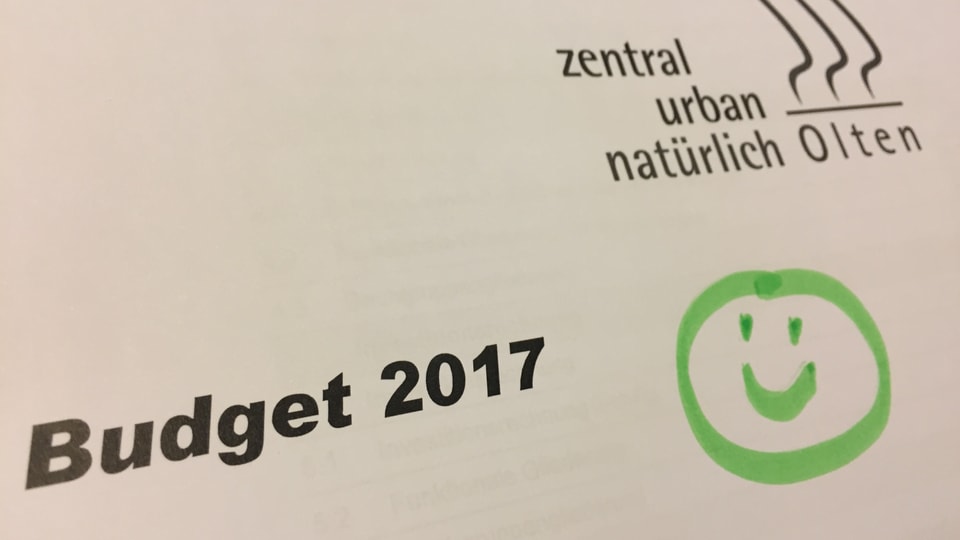 Das Vorblatt der Budget-Unterlagen aus dem Oltner Gemeinderat mit einem aufgemalten grünen Smiley.