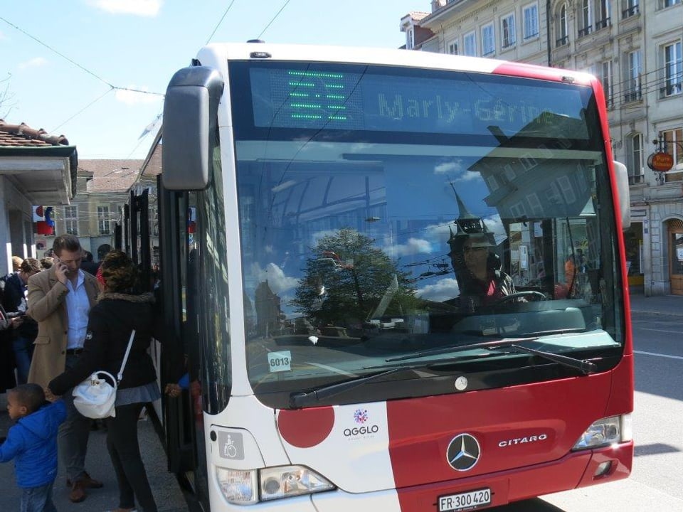 Passagiere steigen aus einem Bus der Verkehrsbetriebe Freiburg aus.