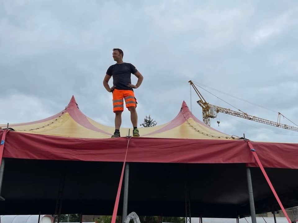 Der Abbau Mann auf Zelt