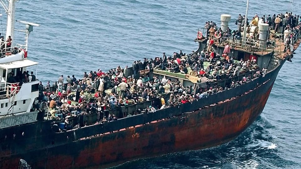 Ein Schiff mit rund 1000 Flüchtenden im März 2022 vor der Küste Catanias auf Sizilien.