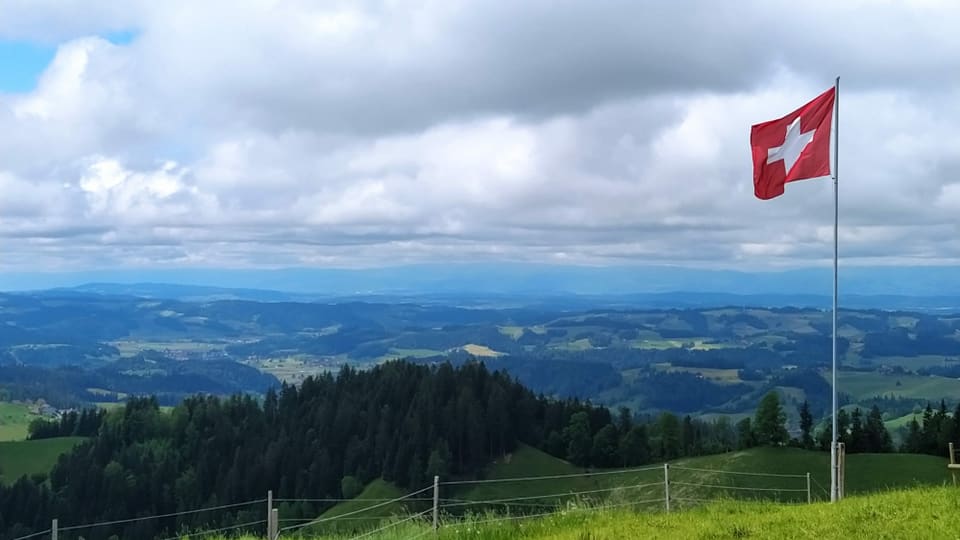 Blick von den Höhenzügen des Emmentals Richtung Jura.