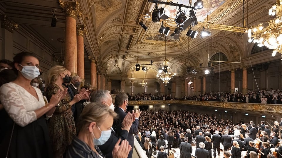 Klatschendes Publikum in einem Konzertsaal