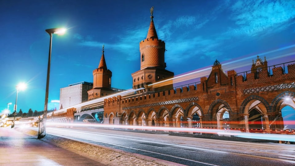 Eine Brücke im Dämmerlicht.