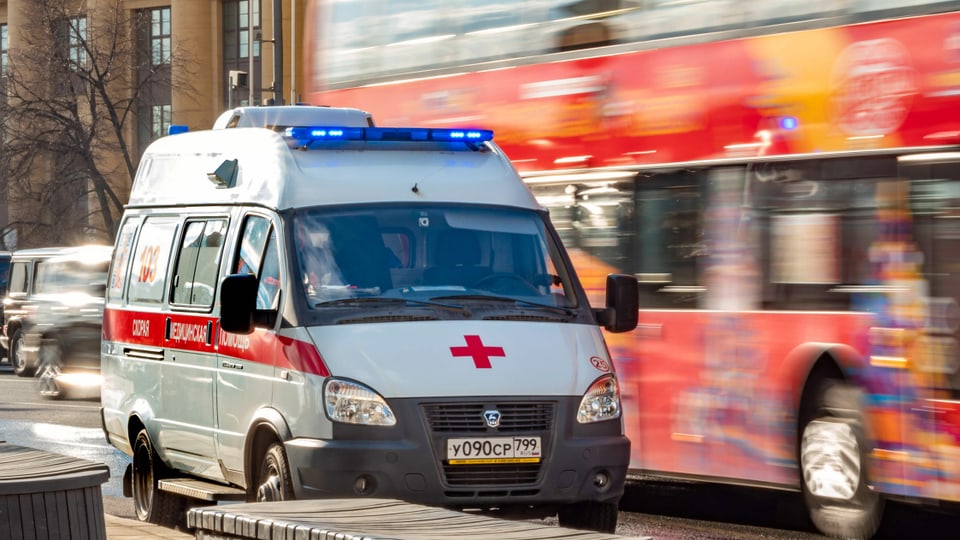 Symbolbild: Ambulanz im Moskauer Strassenverkehr.
