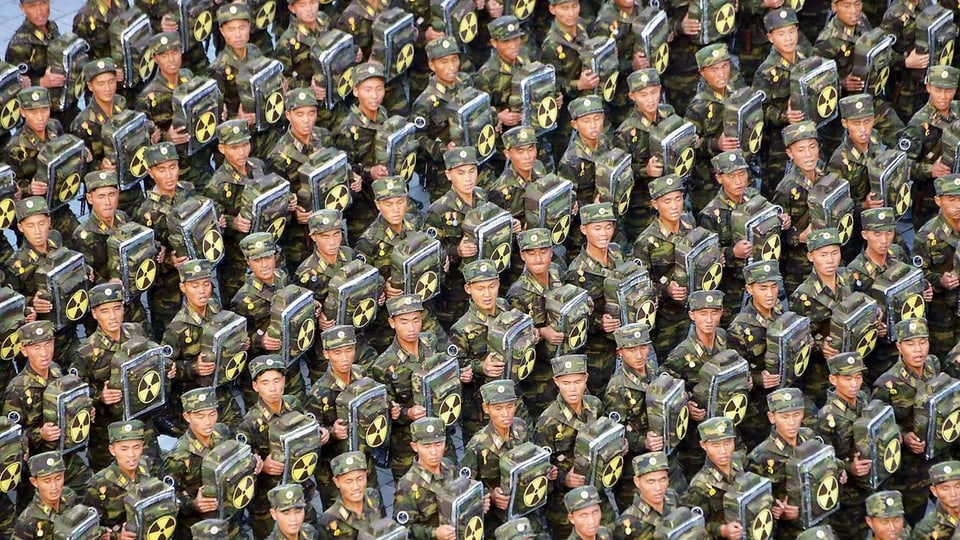 Hunderte Soldaten am Marschieren