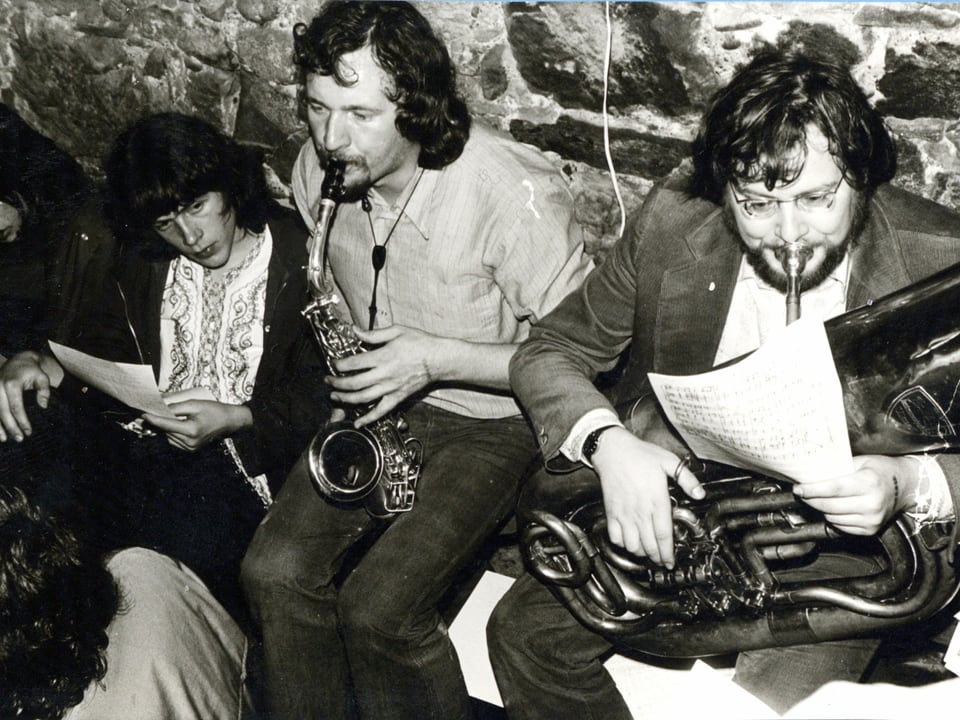 Ein Schwarzweiss-Foto einer Band mit drei Männern.