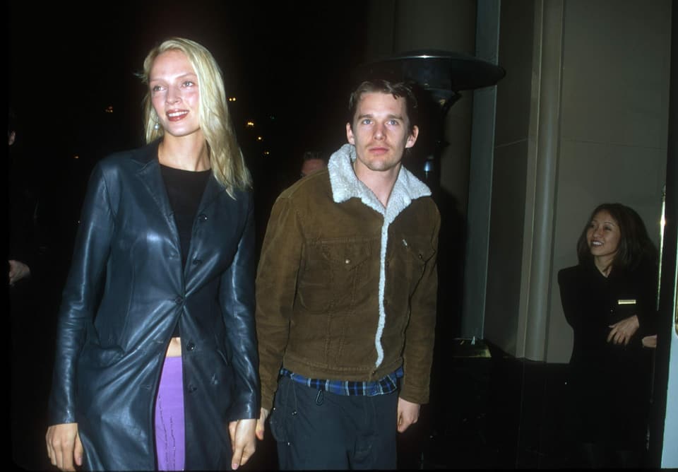 Blonde Frau in schwarzer Lederjacke neben kleinerem Mann mit brauner Jacke.