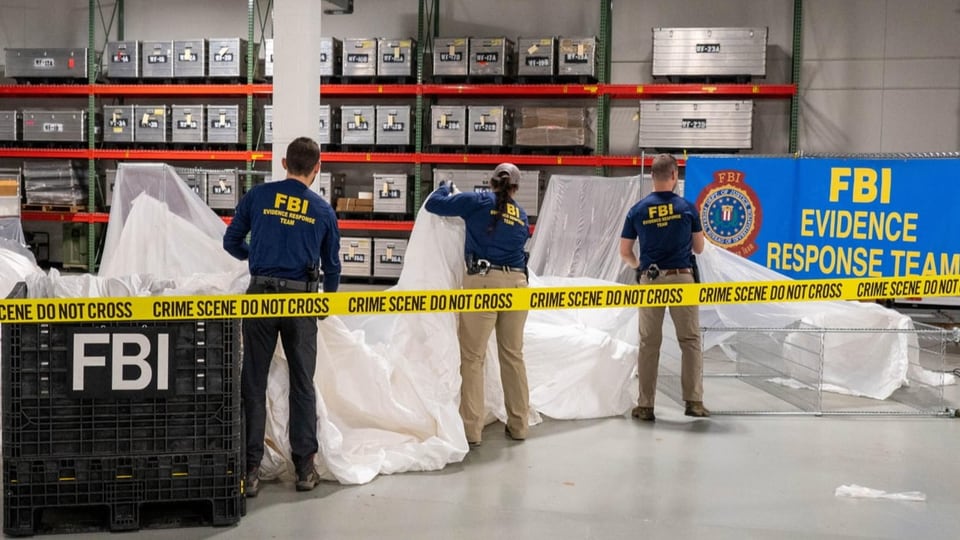 Drei FBI-Beamte untersuchen die Überreste des abgeschossenen Spionageballons aus China.
