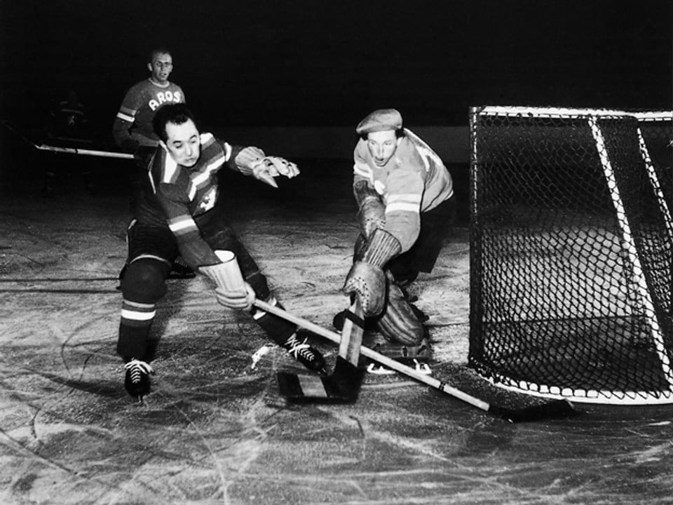 Erstes Eishockey-Spiel im Hallenstadion 1950.