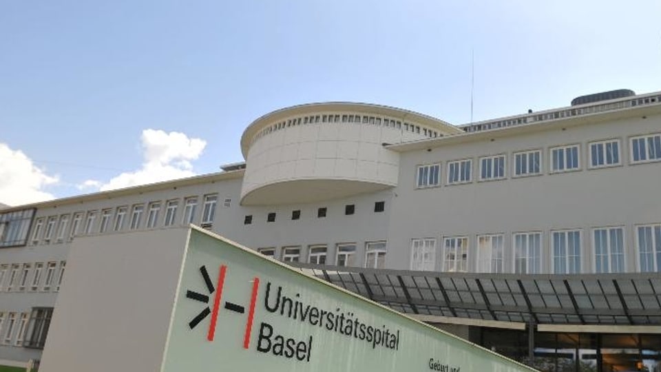 Weisser Spitalbau, im Vordergrund das Logo des Spitals.