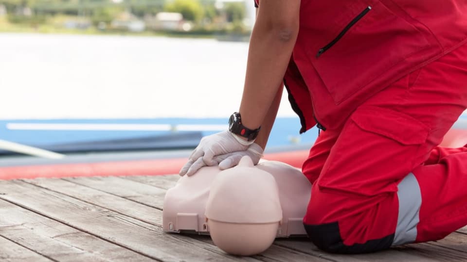 Një burrë praktikon CPR në një bedel.