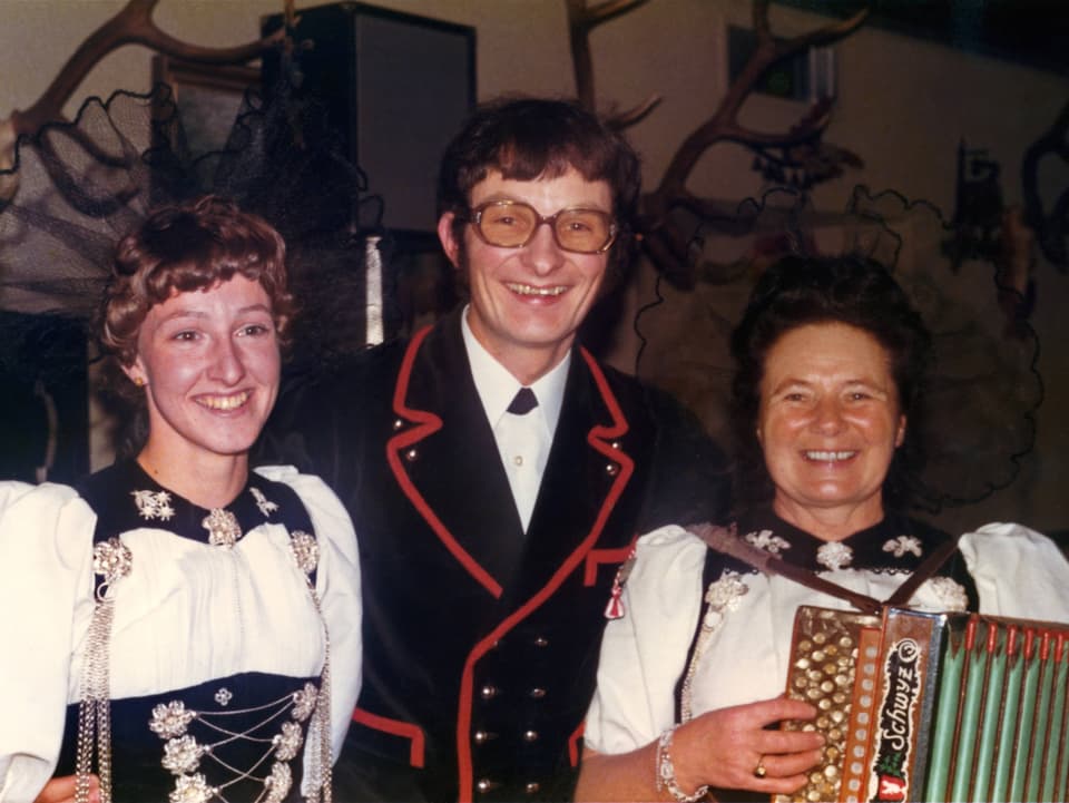 Vreni Kneubühl hält ihre Handorgel in der Hand, mit Urs Kneubühl und Paula Kneubühl-Ricken.