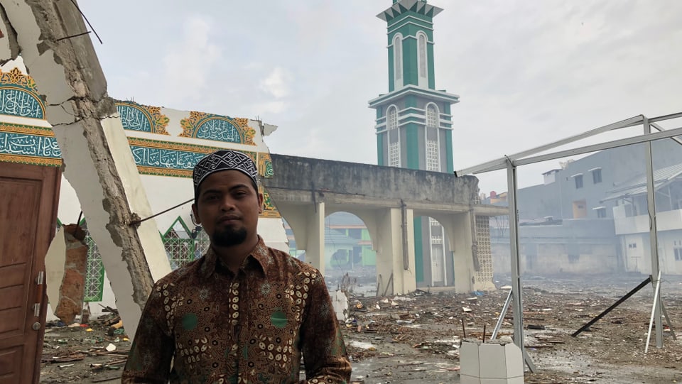 Imam vor zerstörter Moschee.