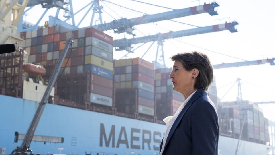 Sommaruga spricht am Hafen von Rotterdam.