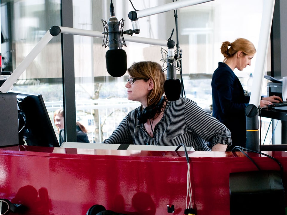 Radio aus der psychiatrischen Klinik. Franziska von Grünigen im mobilen Studio im Wintergarten des Waldhauses. 