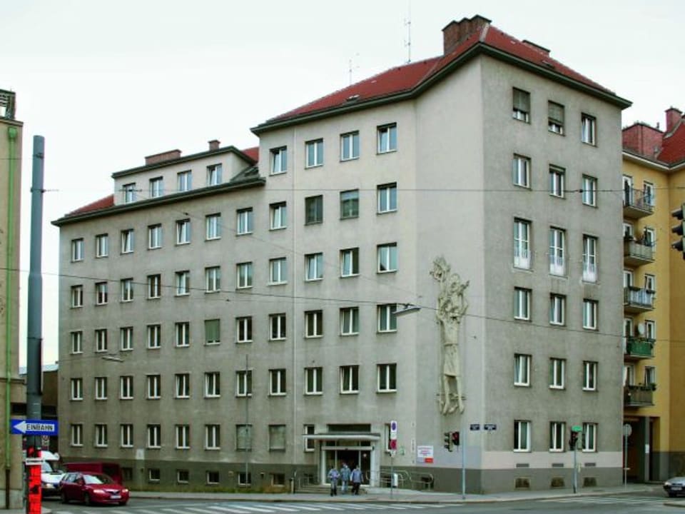 Ein graues mehrstöckiges Gebäude in Wien.