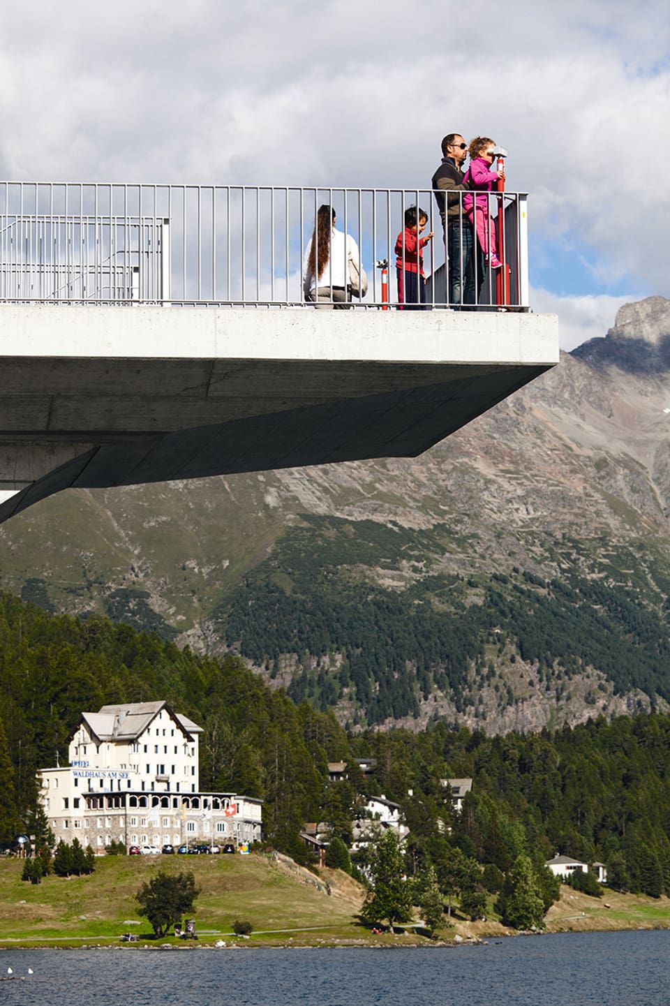 Blick auf eine Aussichtsplattform in St. Moritz.