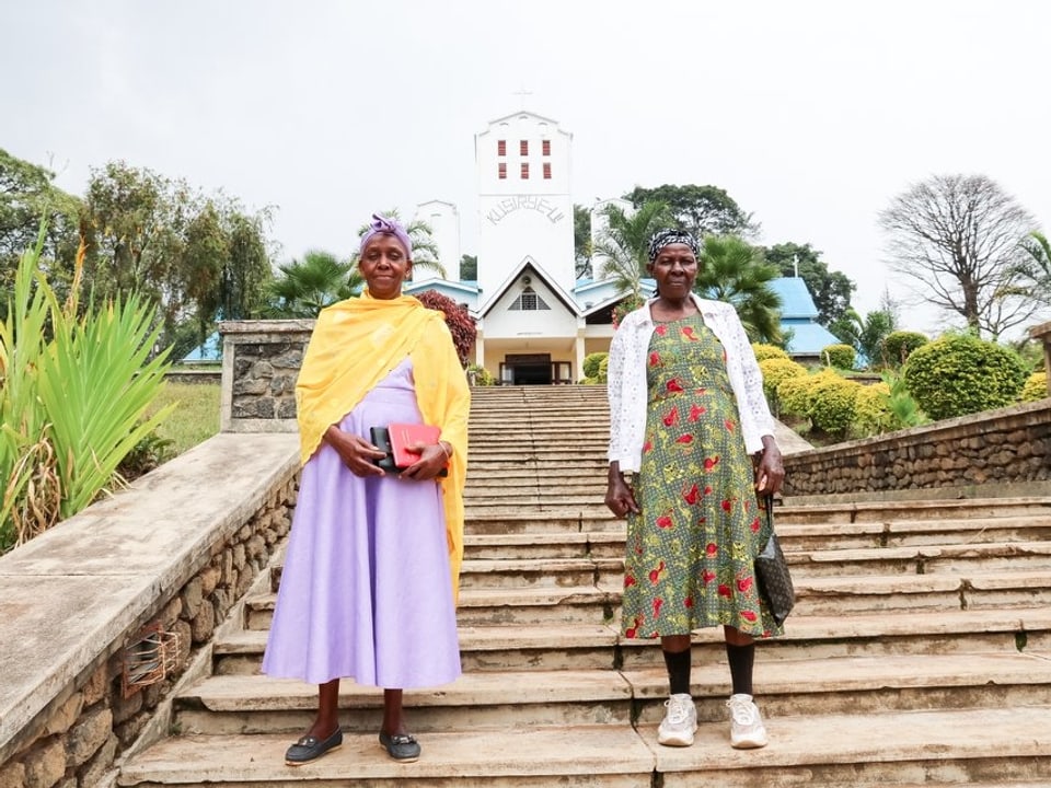 Zwei Frauen vor einer Kirche am Fuss des Kilimandscharo