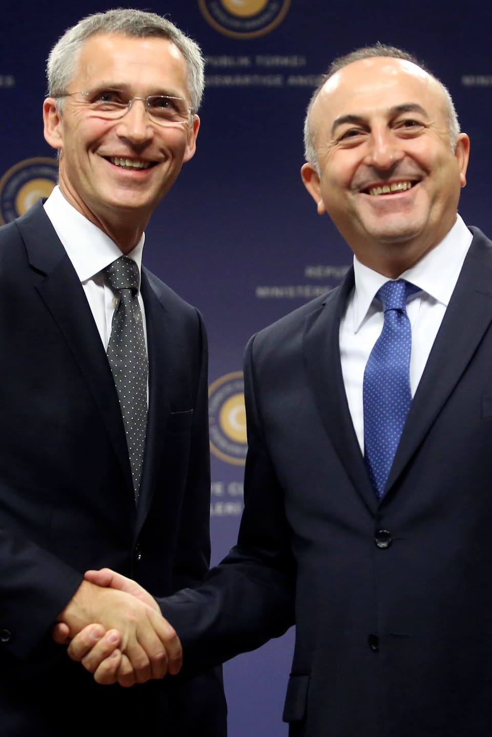 NATO-Generalsekretär Stoltenberg und Aussenminister Cavusoglu geben sich die Hand