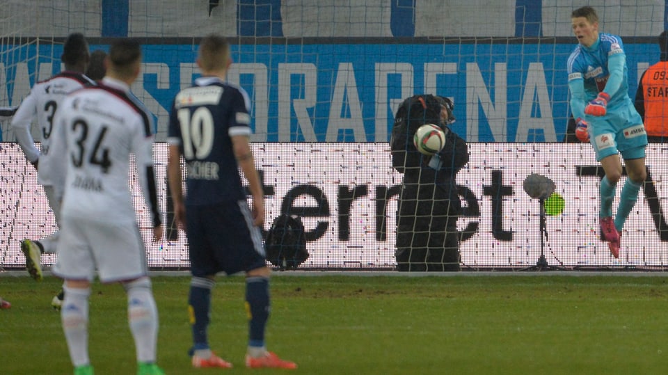 Luzerns Keeper Jonas Omlin lässt Skehlzen Gashis Freistoss zum 0:1 passieren.