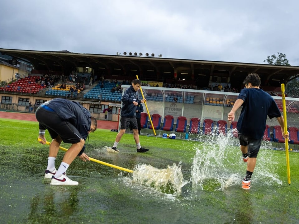 Wird nicht nachgebessert, fällt der mögliche Aufstieg ins Wasser Wassermassen auf dem Fussballplatz